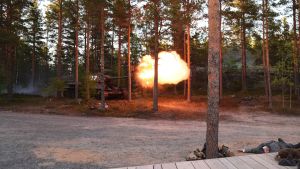 En rysk pansarvagn hörde till scenografin. Pansarvagn i pjäsen Okänd soldat i Harparskog.