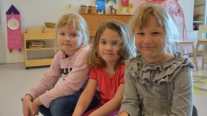 Ada Lindroth, Venla Hoikkala och Alice Ekholm vet vad som är hälsosamt. Tre flickor sitter på en bänk.