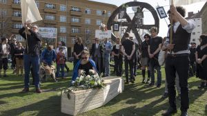 Symbolisk begravningsprocession utanför Volksbühne-teatern i april tidigare i år. Symbolisk begravningsprocession utanför teatern.