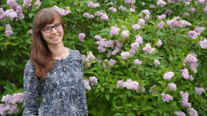 Maria Frände är bloggare och loppisentusiast. bloggaren maria frände står mitt bland syrener