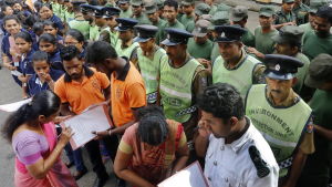 Soldater skickas ut för att försöka utropa myggor. Sri Lanka försöker bekämpa spridningen av dengue.
