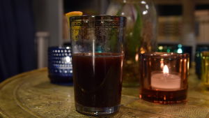 Varm Tawny Port med citrus och honung drink i ett glas.