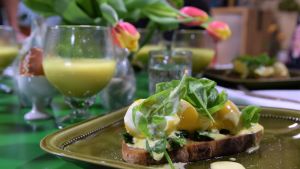 Lyxmacka med ägg och grönsakscappucchino