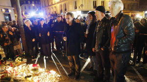 Medlemmar i U2 hedrar minnet av dem som dog i terrorattacken i Paris 2015. Medlemmarna i rockbandet U2, Bono, David Howell Evans och Adam Clayton lade ner blommor utanför konserthuset Bataclan.