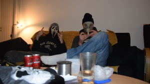 Mc Rambo och ADOD vill dra på sig maskerna innan de ska fotas hemma i soffan i Rambos radhuslägenhet. Det är här de skriver sina låtar. Vi hoppas att vi inte är någons förebilder, säger ADOD bakom gasmasken. Likanen Etelä