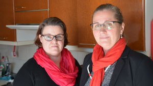 Från vänster: Miia Rosenqvist, som ansvarar för Röda Korsets nya hivmottaging och Minna Rautanen, Röda Korsets programchef för Egentliga Finlands distrikt. Miia Rosenqvist, Minna Rautanen