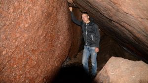 Esa Huttunen inne i Brannis grotta, som bildats av ett antal enorma flyttblock. esa huttunen i brannis grotta i strömfors 11.07.2016
