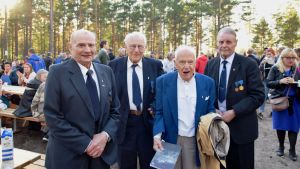 Krigsveteranerna Tor-Erik Lindroos, Bruno Österlund, Samuel Björklöf och Gösta Rosenberg gick på premiären. Krigsveteranerna Tor-Erik Lindroos, Bruno Österlund, Samuel Björklöf och Gösta Rosenberg.