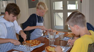Eleverna i huslig ekonomi har haft prov i pizzabakning Pojkar äter pizza i Strömborgska skolan i Borgå