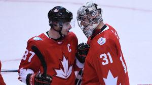 Kanadas stöttepelare i finalmatch nummer ett: Sidney Crosby och Carey Price. Sidney Crosby och Carey Price