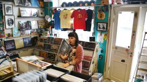 Biffen hittar både mer och mindre bra omslag då hon gräver i lådorna i skivbutiken Riverside Records i Borgå. Maria Ahonen i en skivbutik.