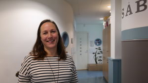 Pia Hotanen är orolig för hur det går när olika arbetskulturer ska börja samarbeta. Barnomsorgschef Pia Hotanen i familjehuset Ankaret i Pargas