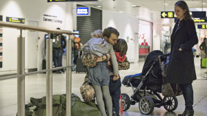 Scen ur serien Kriget där Claus pussar sina barn på flygplatsen.