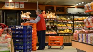 Bröd utgör en stor del av svinnet samtidigt som många välgörenhetsorganisationer ibland får in så mycket bröd att de inte kan ta emot mer. brödleverans i citymarket i borgå