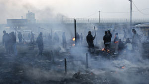 Halva lägret i Calais stängdes i mars 2016. Bild av migranter i flyktinglägret i Calais då franska myndigheterna stänger ner delar av lägret, publicerad 12 mars 2016.