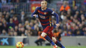 Jérémy Mathieu vill satsa på FC Barcelona. Fotbollsspelare springer med boll.