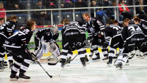 Tomi Kallio är lagets ledare. Tomi Kallio talar till laget inför match, februari 2017.
