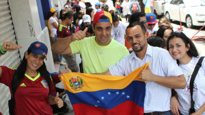 Venezuelaner i Mexiko deltog också i folkomröstningen, här väljare i Mexico City. Venezuelaner i Mexiko deltog också i folkomröstningen, här väljare i Mexico City.