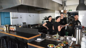 Personalen vid restaurangerna i Borgå var tvungna att hålla paus i all service under avbrottet. Personalen vid restaurangen Zum Beispiel väntar på att strömmen ska återvända.