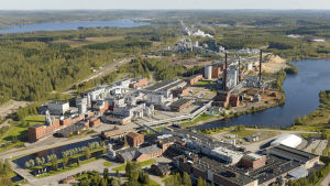 En stark och traditionsrik industri präglar staden Äänekoski. Metsä Board och Metsä Fibre i Äänekoski fotat från luften.