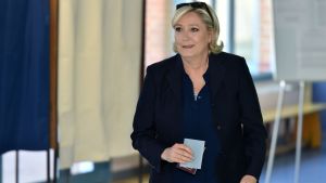 Marine Le Pen valdes in i parlamentet. Marine Le Pen röstar i parlamentsvalet 18.6.2017.