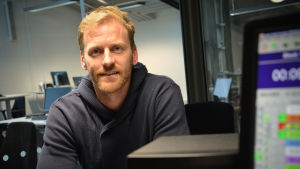 Henrik Tallinder under ett besök i Yle Åbolands studio. Henrik Tallinder gästade Åbolands studio