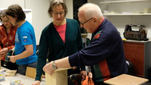 Bengt Åkerholm i färd med att bygga en holk. Bengt Åkerholm bygger en fågelholk