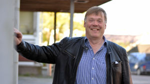Björn Siggberg föreslår en gräns på två utländska spelare per lag. Björn Siggberg står med handen lutad mot en vägg.