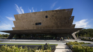 Museet är ritat av den brittiska arkitekten David Adjaye och har kostat över en halv miljard dollar att färdigställa. Museet för afroamerikansk historia och kultur.