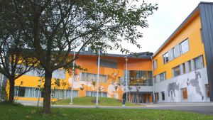 Skolcentret Nickby Hjärta kommer att växa under de närmaste åren. ingången till kungsvägens skola/nickby hjärta i sibbo