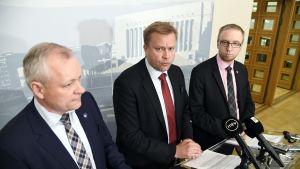 Kalle Jokinen (Saml), Antti Kaikkonen (C) och Simon Elo (Blå) enades om en kompromiss i somras. Kommer den att hålla? Kalle Jokinen, Antti Kaikkonen och Simon Elo presenterade det nya förslaget till alkohollagen.