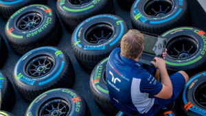Pirelli lovar snabba ryck nästa säsong. En F1-ingenjör sitter på däck.