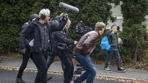Bakom kulisserna under inspelningarna av Bonusfamiljen. Bakom kulisserna på inspelningarna av dramaserien Bonusfamiljen.