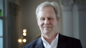 Göran Djupsund är professor i statskunskap vid Åbo Akademi Porträtt av Göran Djupsund i vit skjorta och kavajrock.
