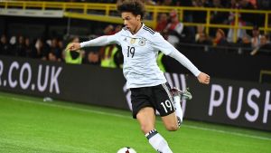 Leroy Sané har spelat sex landskamper för Tyskland. Leroy Sané med bollen