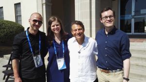 Koulutus- ja innovaatioyhteisö Singularity Universityn Global Solutions -ohjelma kokoaa eri alojen huippuja kahdeksi kuukaudeksi NASA Research Parkiin Kaliforniaan. Kuvassa Suomesta (vas.) Lauri Reuter ja Tuija Pakkanen, Singularity Universityn perustaja Peter Diamandis sekä Endre Olsvik Elvestad Norjasta. Ryhmäkuva, vasemmalta Lauri Reuter, Tuija Pakkanen, Singularity Universityn perustaja Peter Diamandis sekä Endre Olsvik Elvestad.