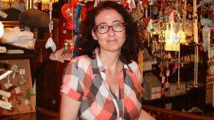 Så här lite turister har det inte varit på tjugo år. Jag vet inte hur vi ska klara oss i vinter, säger Myrto Marmapinou som har konsthantverkbutiken Archontari i Aegina. Så här lite turister har det inte varit på tjugo år. Jag vet inte hur vi ska klara oss i vinter., säger Myrto Marmapinou som har konsthantverkbutiken Archontari i Aegina.