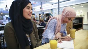 Vännerna besöker ofta kaféerna i östra centrums köpcentrum i Helsingfors Ava Elshafei till vänster och Hala Eltapgi besöker ofta kaféerna i östra centrums köpcentrum i Helsingfors.