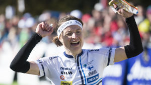 Merja Rantanen representerar Finland under världscuphelgen. Orienterare tar sig i mål med sträckta armar.