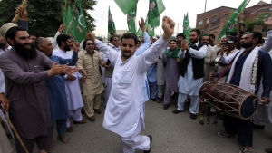Sharifs supportrar firade Högsta domstolens beslut. Demonstranter som stöder Pakistans premiärminister Nawaz Sharif firar med dans efter att Högsta domstolen beslutat att inte avsätta premiärministern.