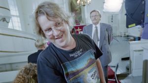 Ohjaaja Jukka Mäkinen työssään Mooseksen perintö -sarjan kuvauksissa vuonna 2001. Taustalla näyttelijä Matti Tuominen (roolinimi Urmas Hakkarainen). Ohjaaja Jukka Mäkinen työssään Mooseksen perintö -sarjan kuvauksissa vuonna 2001. Taustalla näyttelijä Matti Tuominen (roolinimi Urmas Hakkarainen).