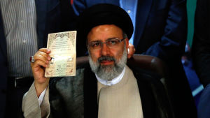 Konservativa Ebrahim Raisi visade sin identitetshandling när han registrerade sig som kandidat. Han väntas bli president Hassan Rouhanis främsta utmanare Den konservativa ledaren Ebrahim Raisi visar upp sin identitetshandling efter att han registrerade sig som presidentkandidat. Han blir president Rouhanuis främsta utmanare