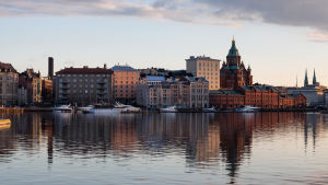 Helsingfors konstvärld bär på många dolda makthierarkier, det har t.ex. konstnären Minna Henrikssons verk (ej bilden) visat. Vy från havet mot Skatudden i Helsingfors.