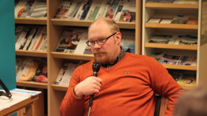 Andreas Johansson betonar att han inte är oroad, men han tycker ändå att det är bra om man nu skapar en klar nationell linje i den här frågan. Andreas Johansson, SFP