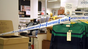 Polisen avspärrade också utrymmet kring kassaapparaten. Polisen avspärrade kassamaskinen.