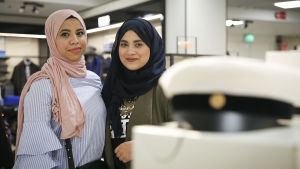 Hala Etapgi till vänster och Aya Elshafei väntar med iver på nästa veckas dimission Nordsjö gymnasiums abiturienter Aya Elshafei och Hala Eltapgi väntar med iver på nästa vecka när de får klä på sig de nya studentmössorna.