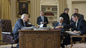 Donald Trump i telefonsamtal med Vladimir Putin den 28 januari. Den avgångna säkerhetsrådgivaren Michael Flynn längst till höger. Donald Trump i telefonsamtal med Vladimir Putin.