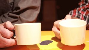 Två händer. Två vänner. Fredrik Lång har skrivit ner Omars berättelse. Två kaffekoppar och två händer.
