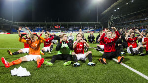 HIFK firar derbysegern inför sina supportrar. HIFK firar derbysegern inför sina supportrar.