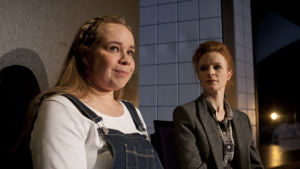 Katja Küttner (vas) näyttelee Kirjailijan ystävää. Kansallisteatterin näytelmä Olipa kerran minä. Katja Küttner ja Minna Haapkylä.